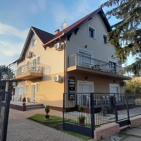 Gabor Aron Apartment ハイデゥソボスロー エクステリア 写真