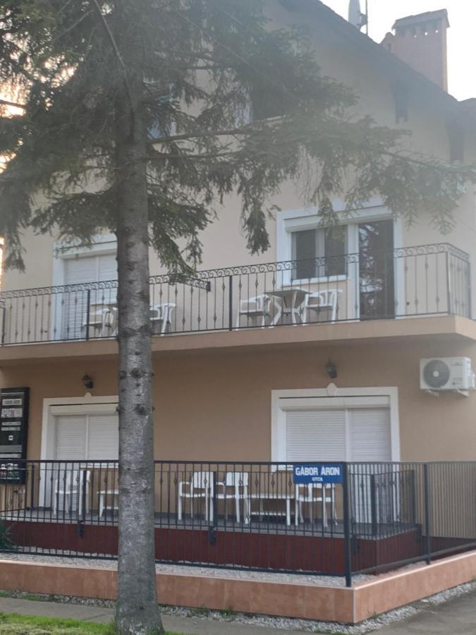 Gabor Aron Apartment ハイデゥソボスロー エクステリア 写真