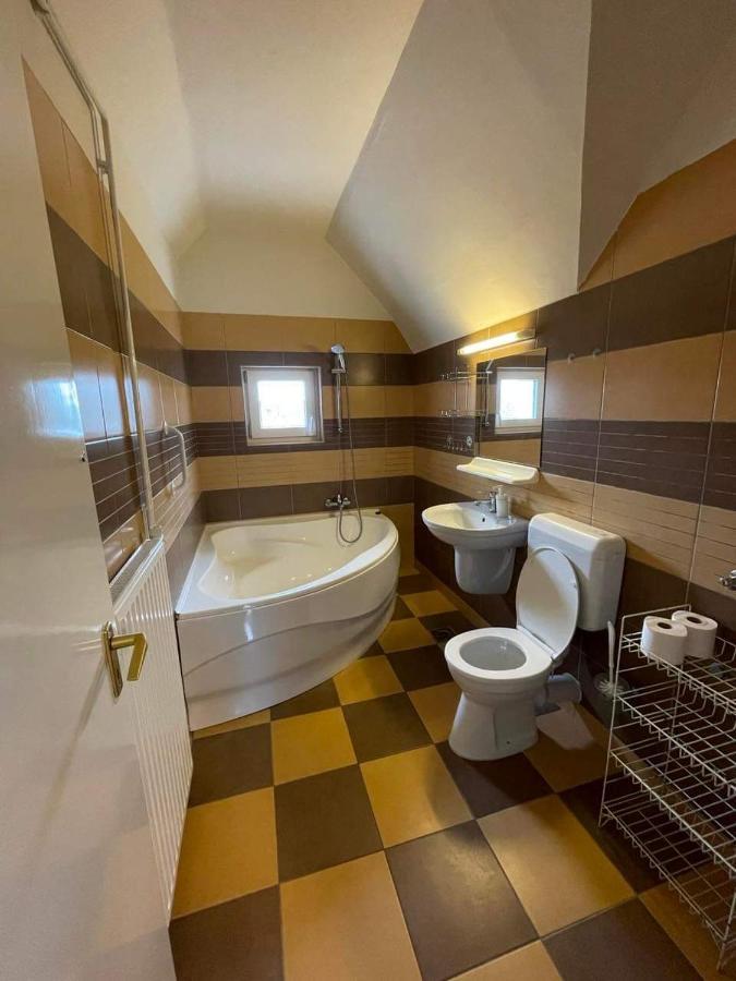 Gabor Aron Apartment ハイデゥソボスロー エクステリア 写真